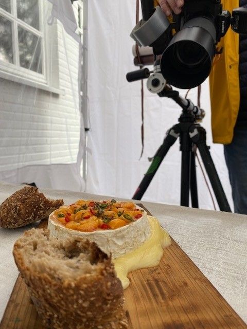 Kamera wird auf den gegrillten Camembert fokussiert.